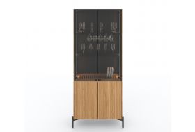 Witryna-bar z frontem w lamele, czarne tło dębowa witryna na metalowych nóżkach