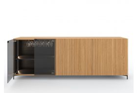 Kredens z drzwiami w lamele i szufladami dębowy, duży, na czarnych nóżkach