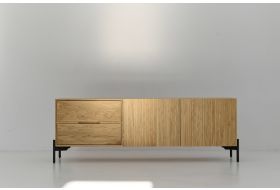 Szafka pod TV z frontem w lamele, dąb naturalny i czarne nóżki