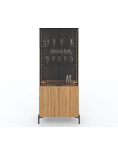 Witryna-bar z frontem w lamele, czarne tło dębowa witryna na metalowych nóżkach