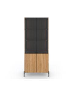 Witryna z frontem w lamele, dębowa witryna na metalowych nóżkach z podświetleniem z czarnym tłem